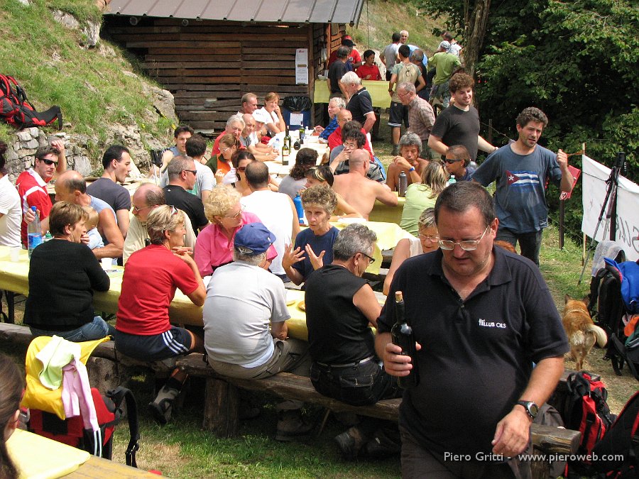 festaBeita 106.jpg - "Allegra compagnia.Di gente amante delle cose semplici. Di ottima polenta, carne alla brace, vino onesto" (Massimo Maurizio - Pendughet) 